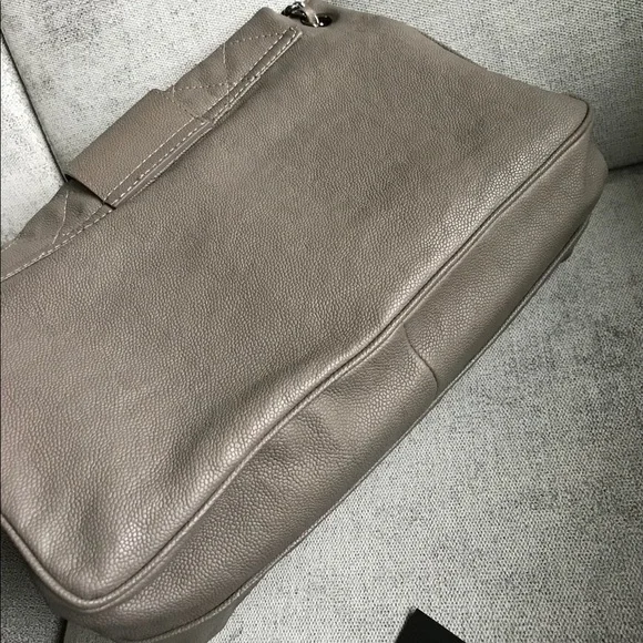 Chanel shoulder bag in grey caviar - Picture 10 of 16